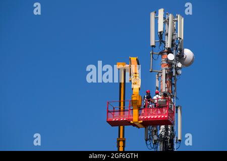 Normale Wartung und Steuerung einer Antenne für die Kommunikation Stockfoto