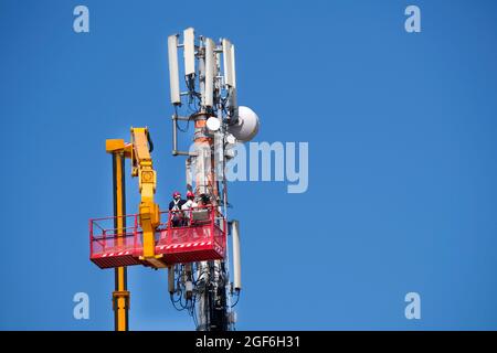 Normale Wartung und Steuerung einer Antenne für die Kommunikation Stockfoto