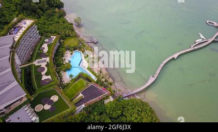 Luftaufnahme des Ayana Komodo Resorts mit Meerblick und Holzsteg. Stockfoto