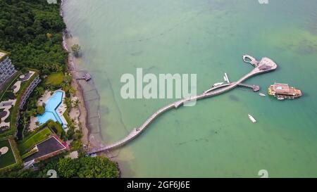 Luftaufnahme des Ayana Komodo Resorts mit Meerblick und Holzsteg. Stockfoto