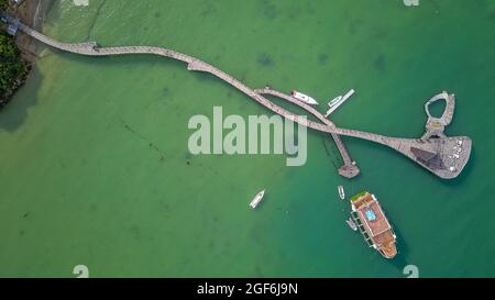 Luftaufnahme des Ayana Komodo Resorts mit Meerblick und Holzsteg. Stockfoto