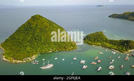 Luftaufnahme Gruppe von traditionellen Phinisi Segeln um Padar Insel Labuan Bajo. Stockfoto