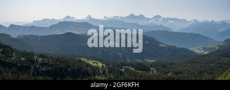 Blick vom Trogenhorn im Emmental auf die Berner Alpen Stockfoto