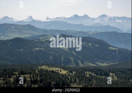 Blick vom Trogenhorn im Emmental auf die Berner Alpen Stockfoto