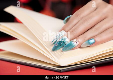 Maniküre und Hands Spa. Schöne Frau Hand Nahaufnahme. Gepflegte Nägel und weiche Hände Haut breiten Banner. Schönheitsbehandlung. Stockfoto