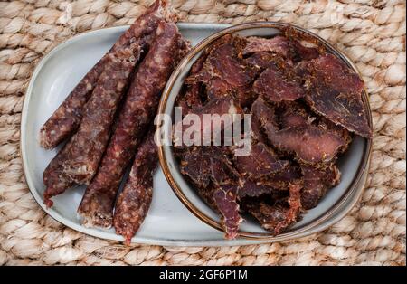 Traditionelles südafrikanisches, geräuchertes Fleisch, Biltong und trockene Wors Stockfoto