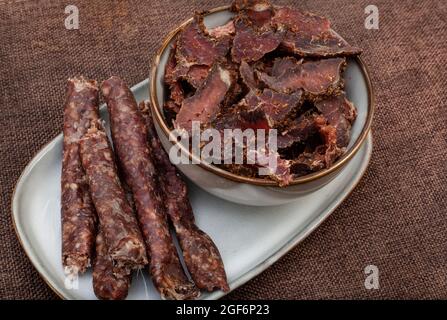 Traditionelles südafrikanisches, geräuchertes Fleisch, Biltong und trockene Wors Stockfoto