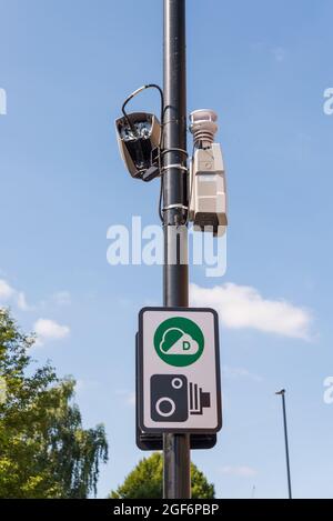 Schilder, die vor den Gebühren für die Saubere Luft in Birmingham warnen Stockfoto