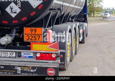 Die Rückseite des Tankwagens. Der Stapler steht am Straßenrand. Warnhinweise, Gefahren- und Toxizitätszeichen. Nutzfahrzeug. Niko Stockfoto