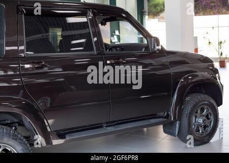 Russland, Izhevsk - 20. August 2021: UAZ Showroom. Neuer moderner UAZ Patriot-Wagen im Händlerraum. Sollers Automotive Group. Zugeschnittenes Bild.Moderne Autos. Stockfoto