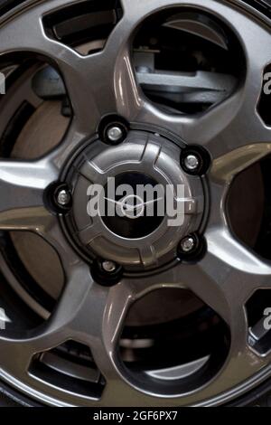 Russland, Izhevsk - 20. August 2021: UAZ Showroom. Der Teil der Leichtmetallfelge neue UAZ Patriot Auto. Zugeschnittenes Bild. Sollers Automotive Group. Moderne Autos. Stockfoto