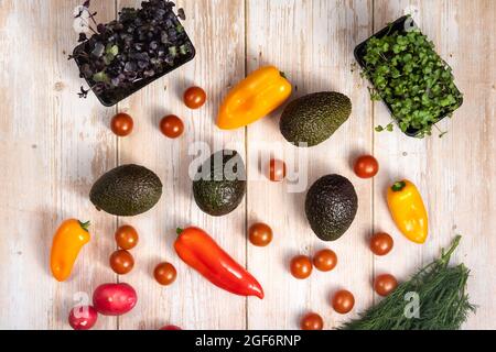 Auf einem Holztisch liegendes Gemüse. Stockfoto