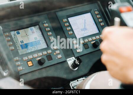 Kranbedienfeld in der Fahrerkabine eines Autokrans. Stockfoto