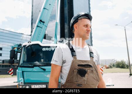 30. Juli 2020. Minsk, Weißrussland.EIN Fahrer neben einem großen modernen Autokran in der Stadt Minsk. Stockfoto