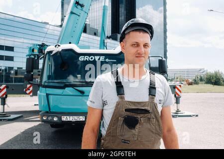 30. Juli 2020. Minsk, Weißrussland.EIN Fahrer neben einem großen modernen Autokran in der Stadt Minsk. Stockfoto