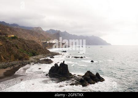 Raue Felsklippen im Norden von Teneriffa. Schöner Benijo Strand auf den Kanarischen Inseln. Felsen, vulkanisches Gestein, Atlantischer Ozean. Stockfoto