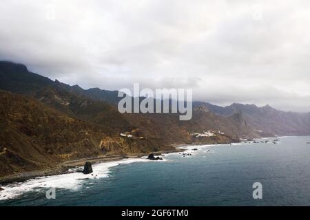 Raue Felsklippen im Norden von Teneriffa. Schöner Benijo Strand auf den Kanarischen Inseln. Felsen, vulkanisches Gestein, Atlantischer Ozean. Stockfoto