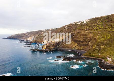 Raue Felsklippen im Norden von Teneriffa.Schwarzer Strand auf den Kanarischen Inseln. Felsen, vulkanisches Gestein, Atlantischer Ozean. Stockfoto