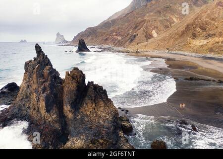 Raue Felsklippen im Norden von Teneriffa. Schöner Benijo Strand auf den Kanarischen Inseln. Felsen, vulkanisches Gestein, Atlantischer Ozean. Stockfoto