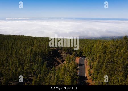 Wolkenmeer unter dem Teide auf Teneriffa, Luftaufnahme über Wolken auf der Insel Teneriffa. Kanarische Inseln, Spanien. Stockfoto