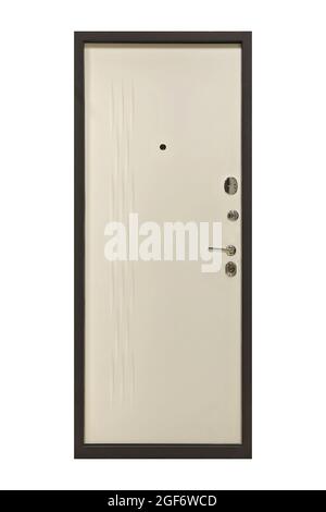 Eingangstür aus beigefarbenem Stahl mit Metallschloss und Griff isoliert auf weißem Hintergrund Stockfoto