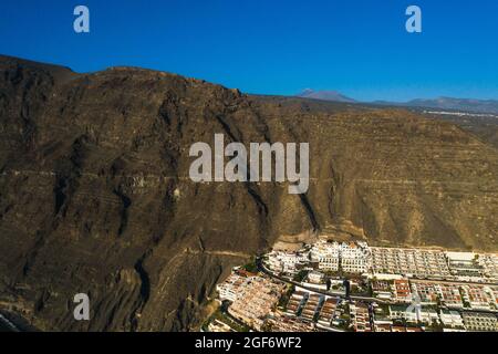 Luftpanorama von Acantilados de Los Gigantes Klippen der Giganten bei Sonnenuntergang, Teneriffa, Kanarische Inseln, Spanien Stockfoto