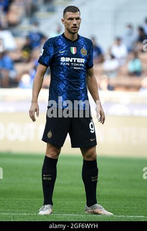 Mailand, Italien - 21. August 2021: Edin Džeko während der italienischen Fußballmeisterschaft Serie A 2021-2022 Spiel Inter Mailand gegen Genua im San Siro Stadion Stockfoto