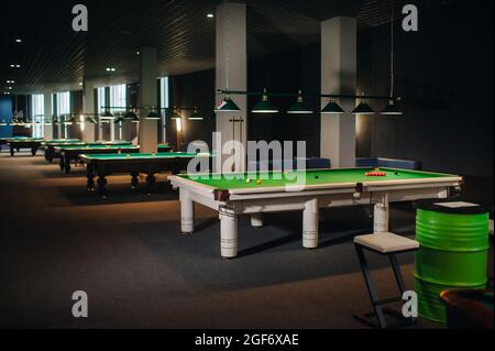 Die Lage der Snooker-Kugeln auf dem grünen Billardtisch. Viele Billardtische. Stockfoto