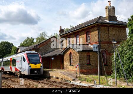 Greater Anglia fährt von Ipswich nach Lowestoft und fährt durch einen stillgesteppten Bahnhof in Little Bealings Suffolk UK Stockfoto