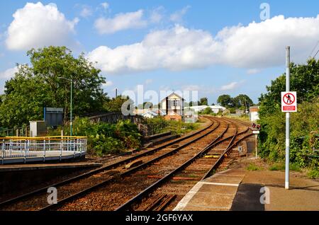 Zwei Bahnlinien auf der Bittern-Linie, die nördlich von Hoveton und Wroxham Station in Hoveton, Norfolk, England, Vereinigtes Königreich, verläuft. Stockfoto