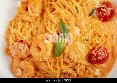 Spaghetti mit Garnelen und Tomatensauce Stockfoto