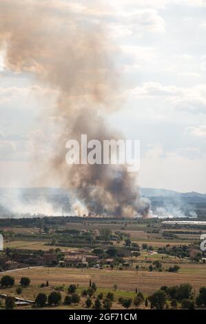 Sommerbrand in der Toskana, Italien, von Castiglion Fiorentino aus gesehen, 21/08/2021 Stockfoto