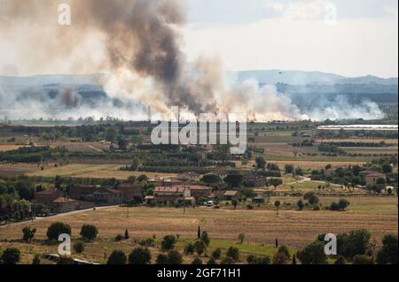 Feuerlöschhubschrauber kämpft mit Sommerbrand in der Toskana, Italien, von Castiglion Fiorentino aus gesehen, 21/08/2021 Stockfoto