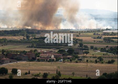 Feuerlöschhubschrauber kämpft mit Sommerbrand in der Toskana, Italien, von Castiglion Fiorentino aus gesehen, 21/08/2021 Stockfoto