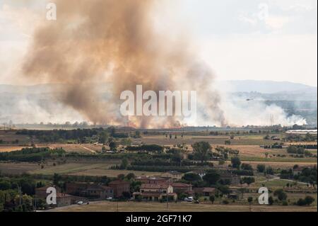 Feuerlöschhubschrauber kämpft mit Sommerbrand in der Toskana, Italien, von Castiglion Fiorentino aus gesehen, 21/08/2021 Stockfoto