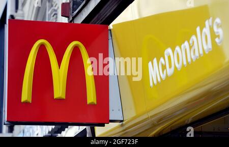 Foto vom 06/01/16 eines McDonald's-Zeichens. Der Fast-Food-Riese McDonald's hat in allen seinen britischen Restaurants aufgrund von Problemen in der Lieferkette keine Milchshakes mehr. In den 1,250 Filialen in England, Schottland und Wales hat die Burger-Kette auch keine Flaschengetränke mehr. Ausgabedatum: Dienstag, 24. August 2021. Stockfoto