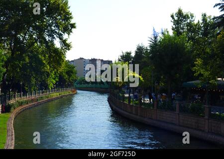 Am Fluss Porsuk im Stadtzentrum von Eskisehir Stockfoto