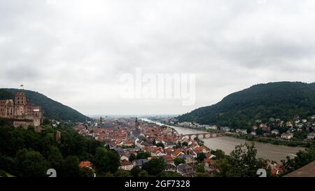 Panoramablick auf Heidelberg am Morgen an einem bewölkten Tag, an dem der Neckar durch die Stadt fließt. Foto aufgenommen in Heidelberg, Deutschland Stockfoto