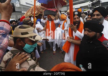 Mitglieder von Sikh riligion tragen am 24. August 2021 3 Saroops von Sri Guru Granth Sahib, der heiligen Schrift in schwerer Sicherheit von CISF-Beamten auf dem IGI-Flughafen in Neu-Delhi, Indien, T3. Foto von Anshuman Akash/ABACAPRESS.COM Quelle: Abaca Press/Alamy Live News Stockfoto