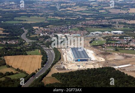 Luftaufnahme eines neuen Logistiklagers an der M1 an der Kreuzung 36, Tankersley, Barmsley, South Yorkshire Stockfoto