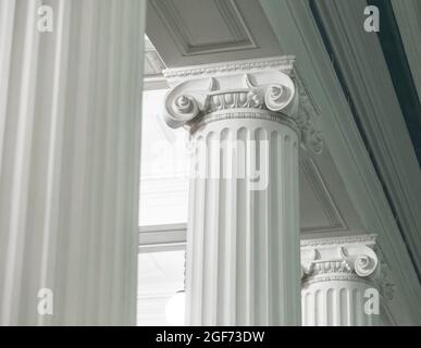 Nahaufnahme einer Linie der Säulen im griechischen Stil Stockfoto