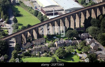 Luftaufnahme der Eisenbahnbrücke Denby Dale Viaduct bei Huddersfield Stockfoto