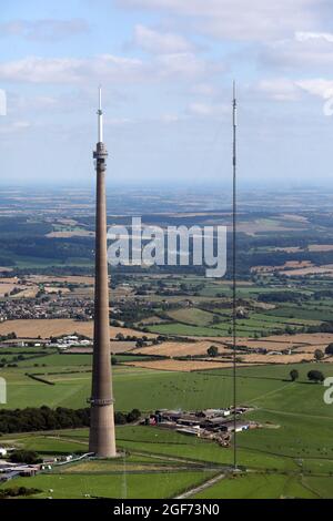 Luftaufnahme des Emley Moor TV-Mastsenders (Sendestation) und des temporären Masts daneben, in der Nähe von Huddersfield, West Yorkshire Stockfoto