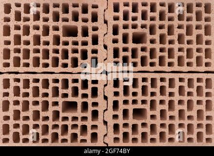 Materialstruktur im Inneren von roten, perforierten Ziegeln Stockfoto