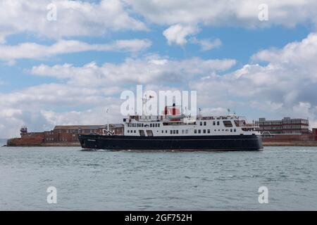 Das kleine Luxus-Kreuzschiff MV Hebridean Princess verlässt den Hafen von Portsmouth. Sie begann ihr Leben als Autofähre und als Royal Mail Ship, die aus Oban heraus arbeitete. Stockfoto