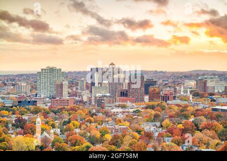 Lassen Sie sich vom East Rock Park aus in der Innenstadt von New Haven fallen Stockfoto