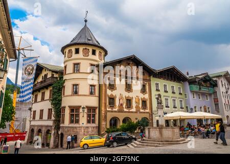 Schöne Aussicht auf den Marktplatz in Berchtesgaden mit Marktbrunnen und das schöne Hirschenhaus mit Wandbild. Stockfoto