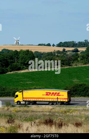 DHL-LKW auf der Autobahn M40, Warwickshire, England, Großbritannien Stockfoto