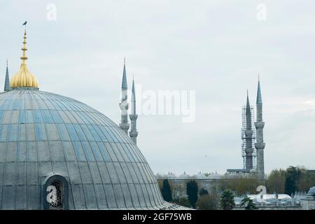 Der Blick auf Minarette, eines davon wird gerade renoviert, von der Hagia Sophia. In Istanbul, Türkei. Stockfoto