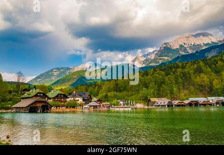 Schöner Panoramablick auf das Dorf Schönau am Königssee mit den alpen im Hintergrund am nördlichen Ende des Königssees in Bayern,... Stockfoto